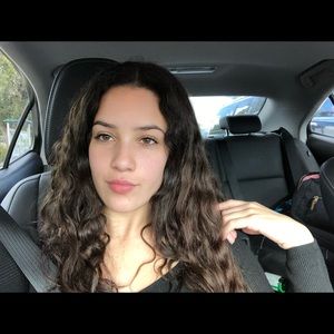 Meet your Posher, Alexia